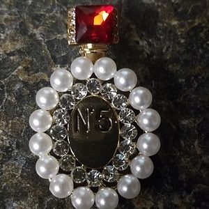 Pearl rhinestone brooch